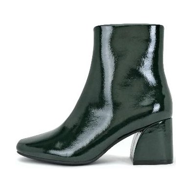 Look 030: dark green patent block-heel ankle boot