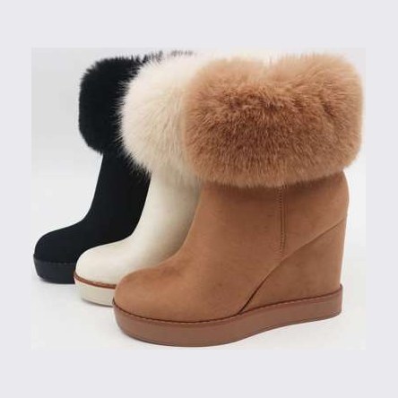 Look 039: faux-fur wedge boot