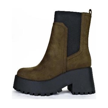 Look 082: lug-sole Chelsea boot